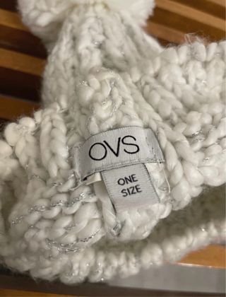 Berretto con pon pon bianco e argento