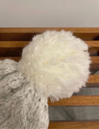 Berretto con pon pon bianco e argento