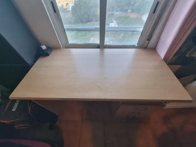 Escritorio con cajones beige y marrón