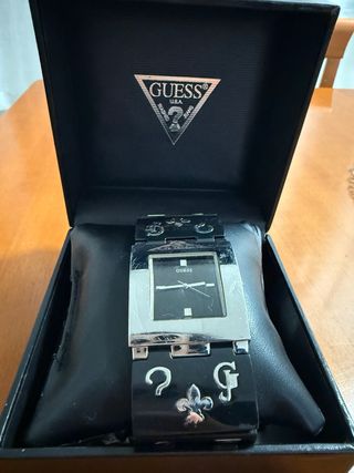 Reloj Guess Negro y Plateado.