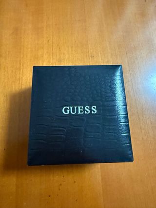 Reloj Guess Negro y Plateado.