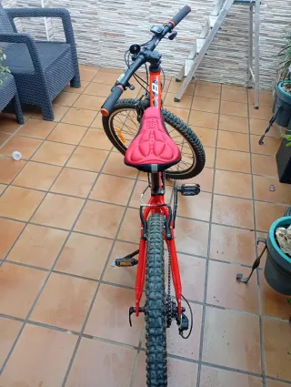 Bicicleta Monty Roja con cuentakilómetros