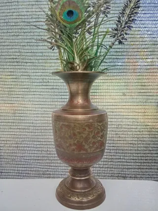 Jarrón antiguo de bronce