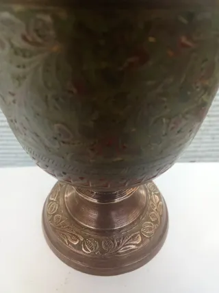 Jarrón antiguo de bronce