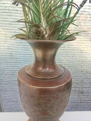 Jarrón antiguo de bronce