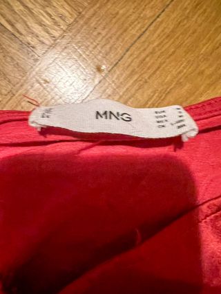 Blusa camiseta roja de Mango en talla M