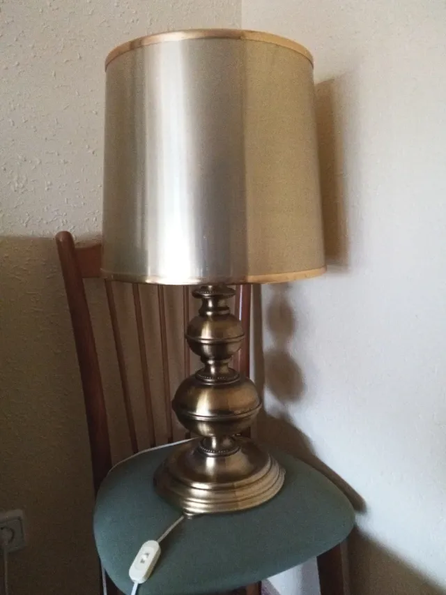 Lámpara de mesa antigua dorada