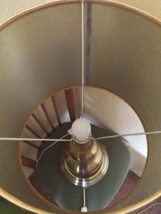 Lámpara de mesa antigua dorada