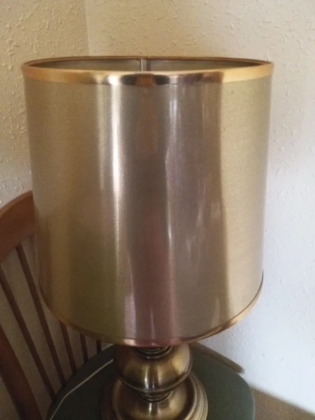 Lámpara de mesa antigua dorada