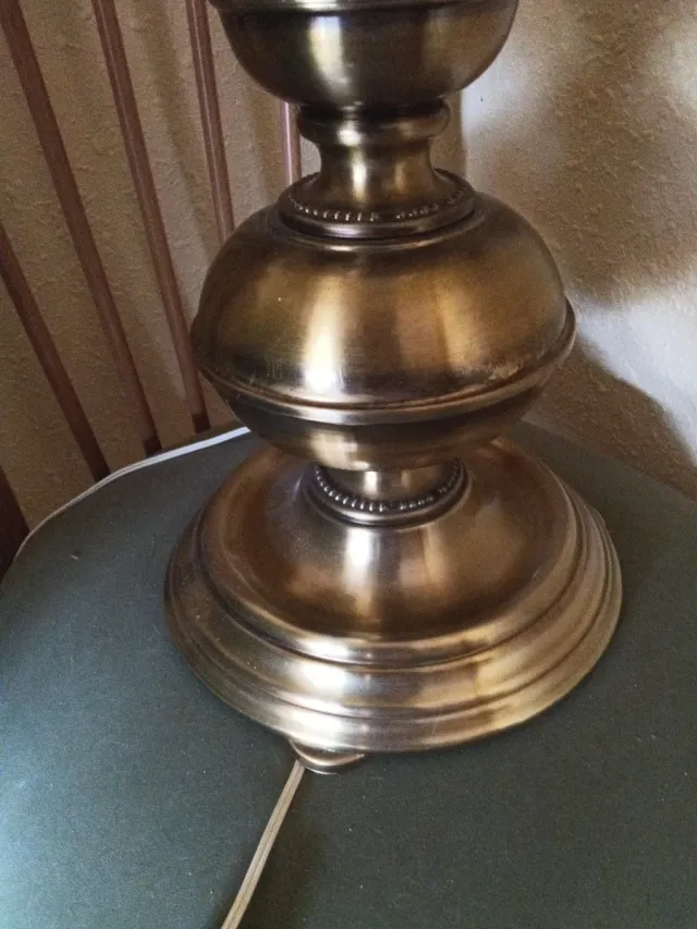 Lámpara de mesa antigua dorada