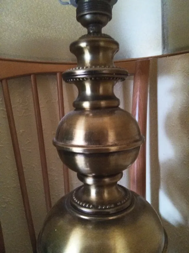 Lámpara de mesa antigua dorada