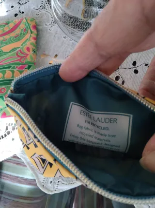 Neceser Estee Lauder y serum.