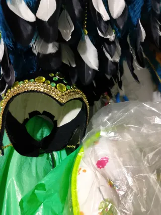 Berretto di Carnevale Blu e Nero con Piume
