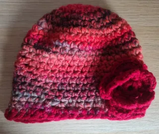 Gorro de lana tejido con flor