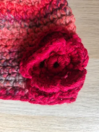 Gorro de lana tejido con flor