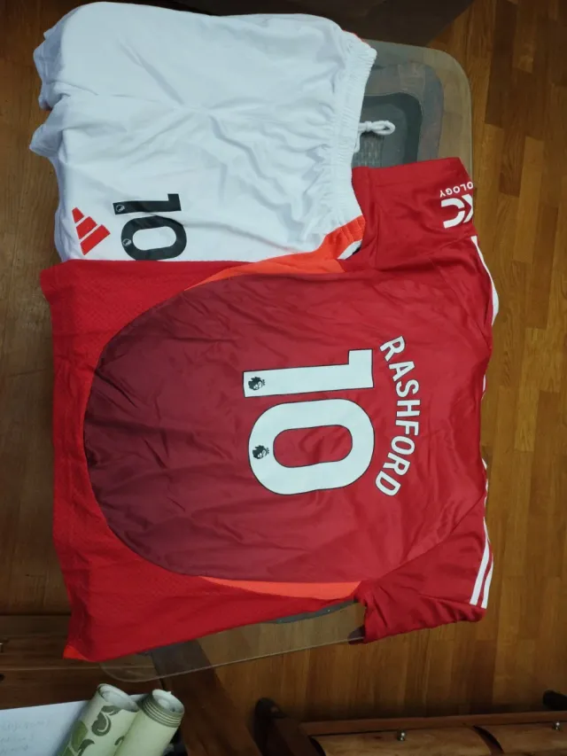 8 Camisetas y pantalonetas   Manchester talla 26