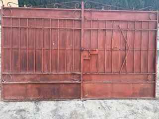 Puerta de hierro doble hoja