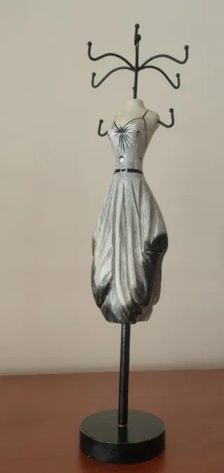 Colgador de collares estilo vestido