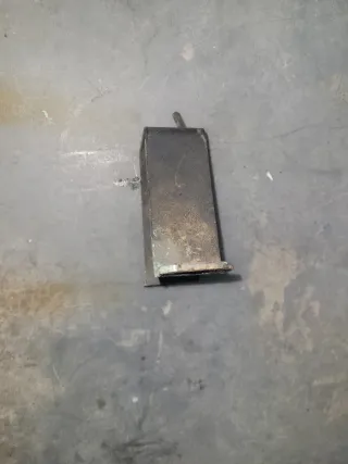 Soporte del cable acelerador y tope pedal.