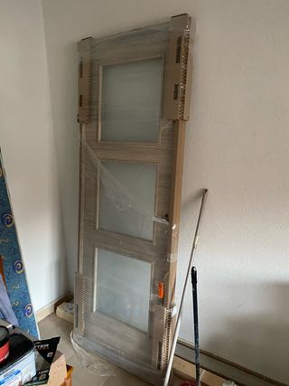 Puerta abatible vidriera con cristal