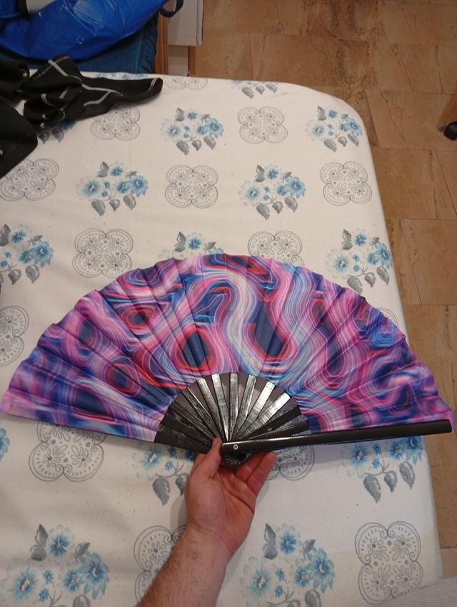 Abanico grande que brilla en la oscuridad