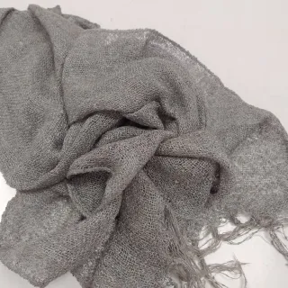Bufanda gris tejida con flecos, fina de viscosa