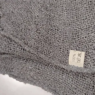 Bufanda gris tejida con flecos, fina de viscosa