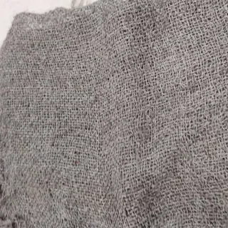 Bufanda gris tejida con flecos, fina de viscosa