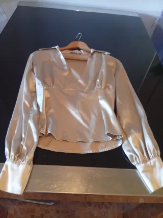 Elegante camisa dorada mujer para fiestas