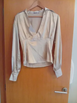 Elegante camisa dorada mujer para fiestas