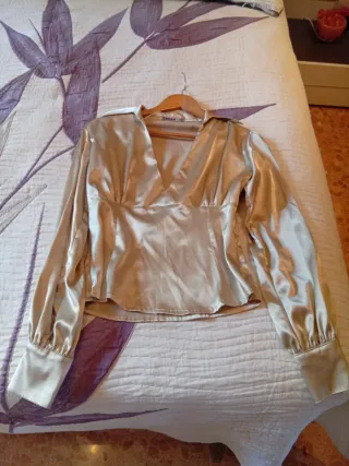Elegante camisa dorada mujer para fiestas