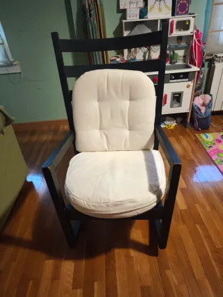 Mecedora de madera y tela beige/negra