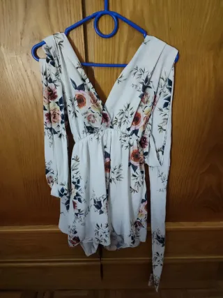 Un mono, varios vestidos y una falda.