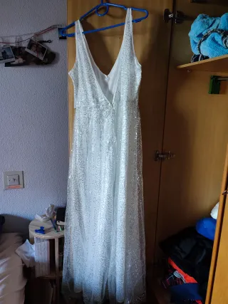 Un mono, varios vestidos y una falda.