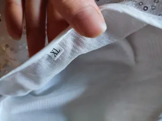 Un mono, varios vestidos y una falda.