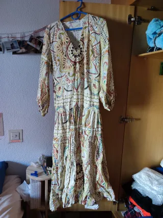 Un mono, varios vestidos y una falda.