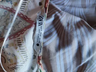 Un mono, varios vestidos y una falda.