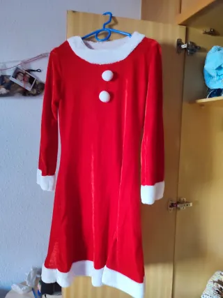 Un mono, varios vestidos y una falda.