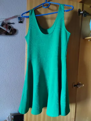 Un mono, varios vestidos y una falda.