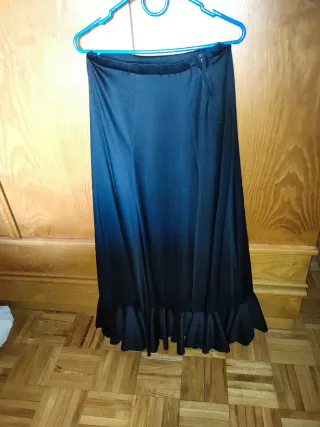 Un mono, varios vestidos y una falda.