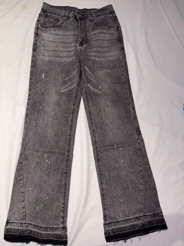 Pantalón vaquero gris desgastado flared