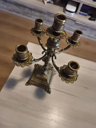 Candelabro antiguo de metal dorado