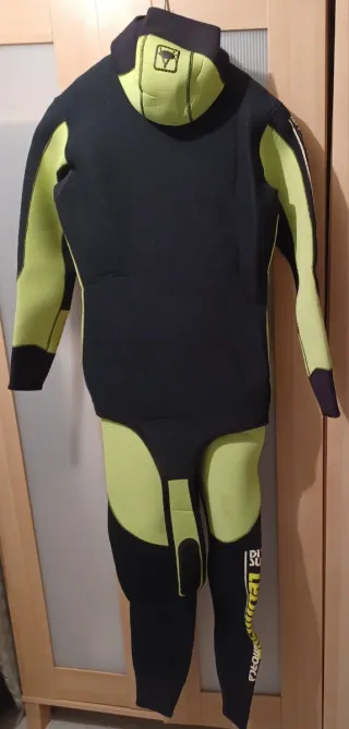 Muta Technisub con capucha. Taglia 50-52