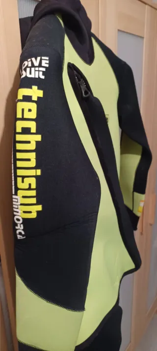 Muta Technisub con capucha. Taglia 50-52