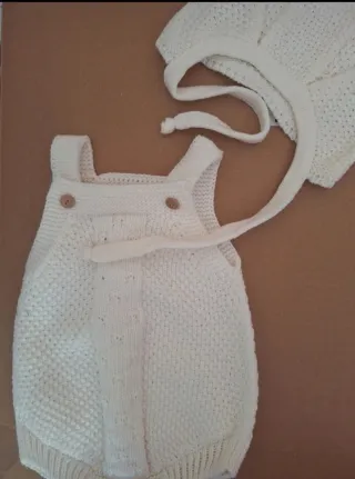 Conjunto pelele y gorrito tejido