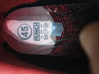 Zapatillas Munich Negras y Rojas