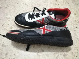 Zapatillas Munich Negras y Rojas