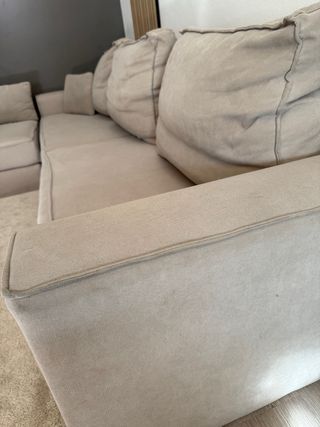 Sofá modular beige y gris de tela.