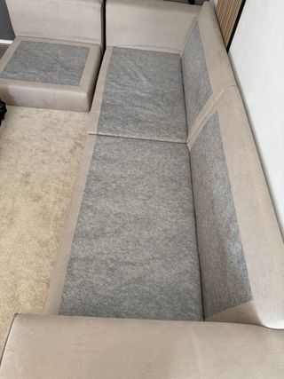 Sofá modular beige y gris de tela.