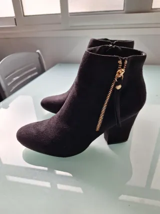 Botines negros con cremallera dorada